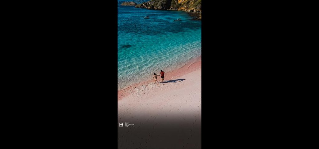 Pemandangan Pink Beach dengan air laut turquoise