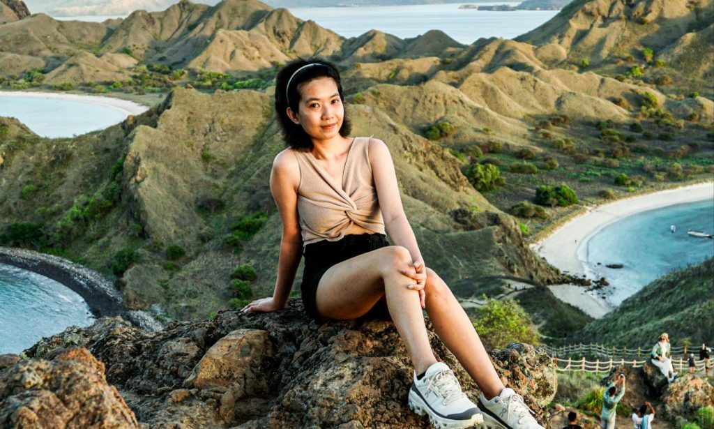 Tamu menikmati pemandangan Pulau Padar bersama East Indonesia Trip