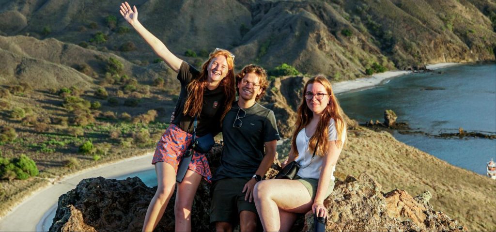 Keseruan tamu East Indonesia Trip di puncak Padar